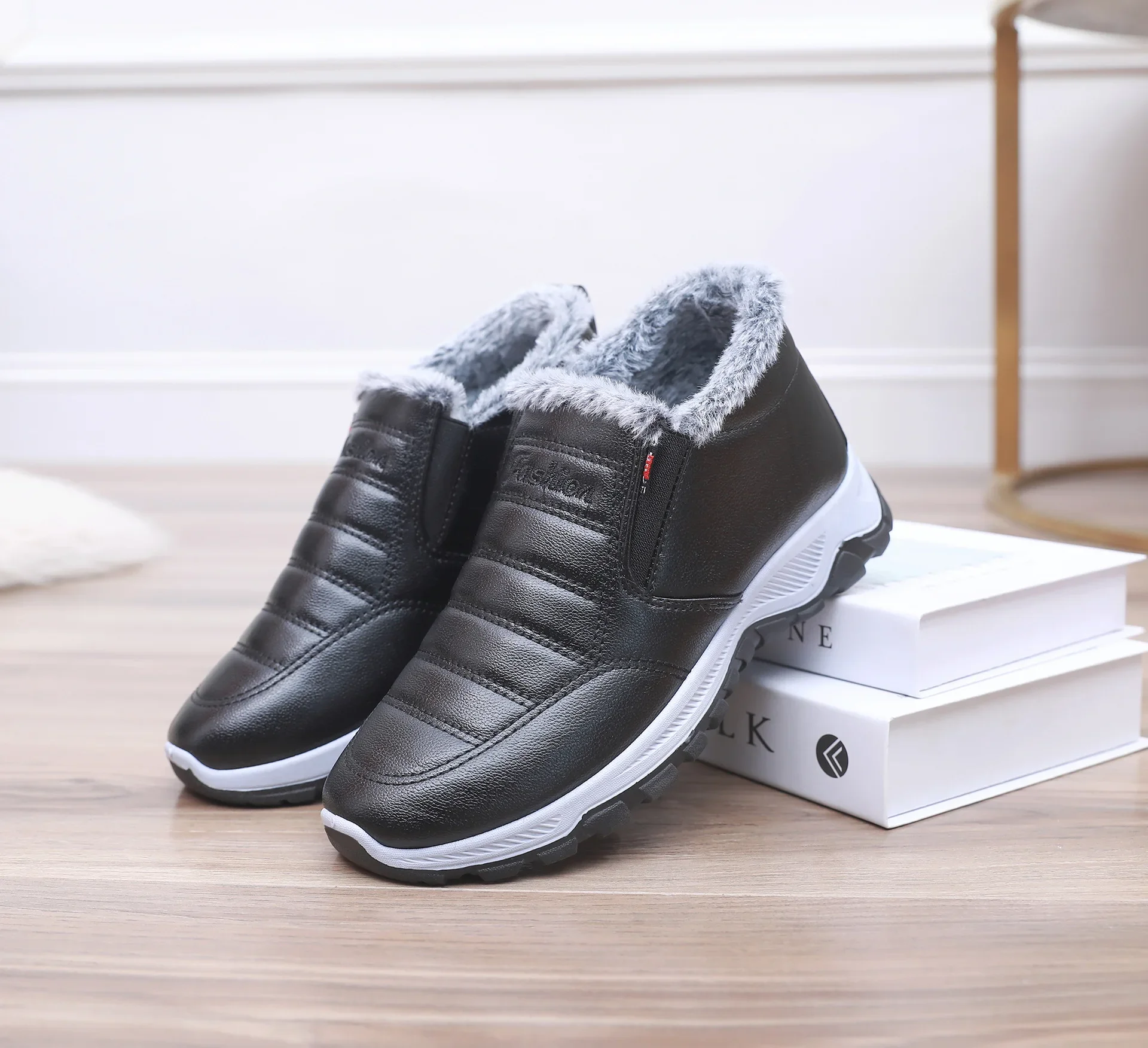 أحذية شتوية سميكة للنساء من القطن بكين سطح جلدي مقاوم للماء دافئ مبطن بالصوف ومضاد للانزلاق أحذية مريحة