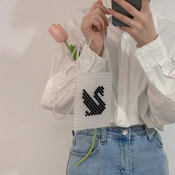 Borsa con perline fatta a mano in acrilico puro modello cigno nero Borse con perle intrecciate a mano Borse con perline Borsa per cellulare a tracolla da donna 1