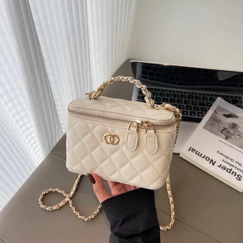 حقيبة يد أنيقة وعصرية، بتصميم فريد وشعار حروف مميز...