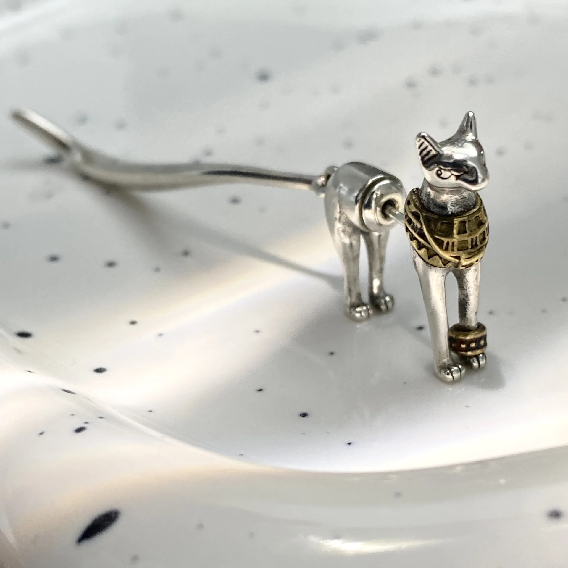 1PC Fashion Two Tone Pharaoh Cat Stud Earrings for Men Women's Fox Cat Animal Earrings Hip Hop Ear Jewelry Accessories Gifts