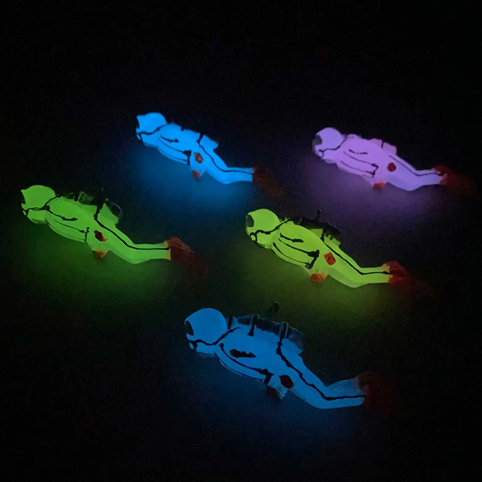 Vibrant Aquarium Decor: Miniature Figurines, Plants & Stones