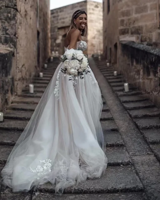 自由奔放に生きるスタイルのレースのウェディングドレス