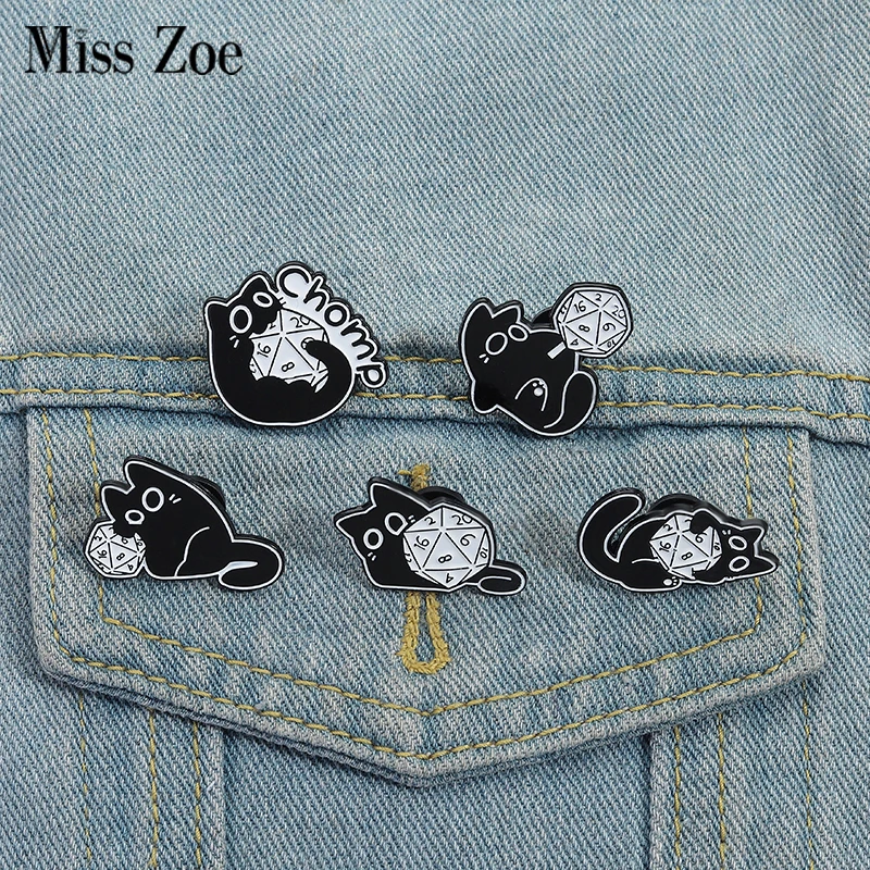 Brettspiele Emaille Pins Benutzerdefinierte süße clevere schwarze Katze Broschen Revers Abzeichen Kleidung Tier Schmuck Geschenk für Kinder Freunde