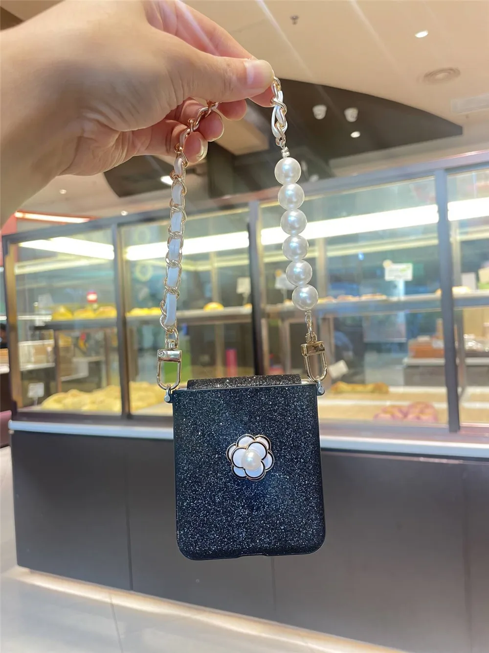 Elegant Pearl Flower Chain Case
