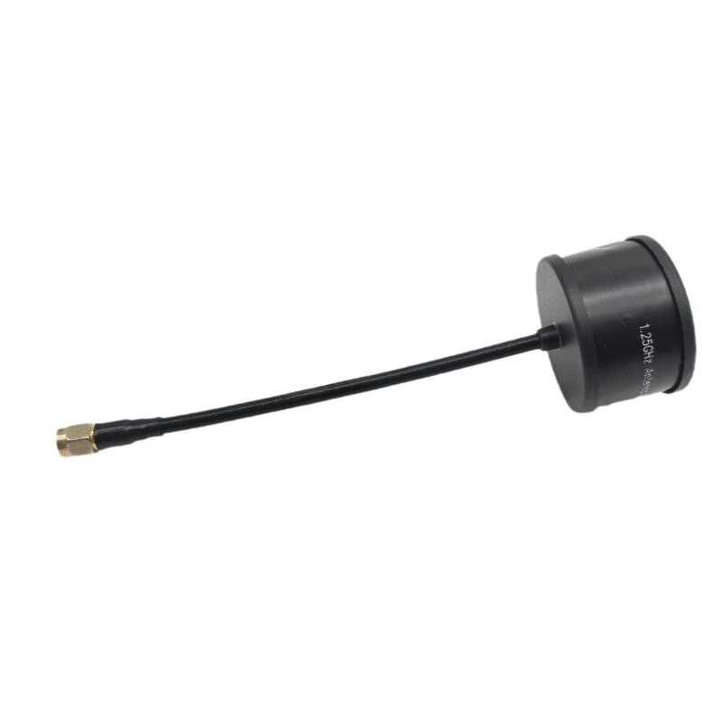 Antenne FPV 1.2G SMA J montée sur un drone, vue latérale montrant la fixation.
