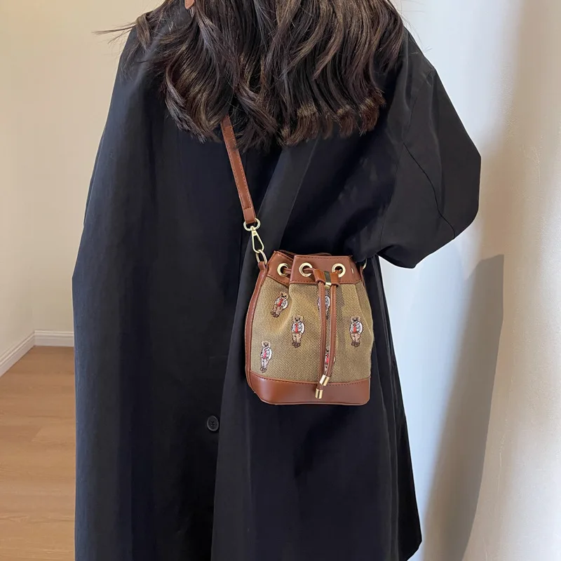 2023 High Quality Retro Fashion Bear Embroidery Versatile Bucket Simple Casual Crossbody Shoulder Bag For Women Girl