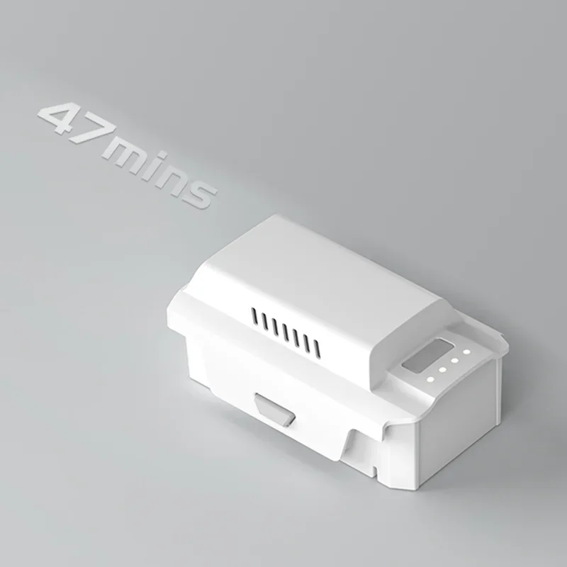 Batterie de vol Fimi X8 5000mAh insérée dans un drone, prête pour le vol, avec hélices en arrière-plan.