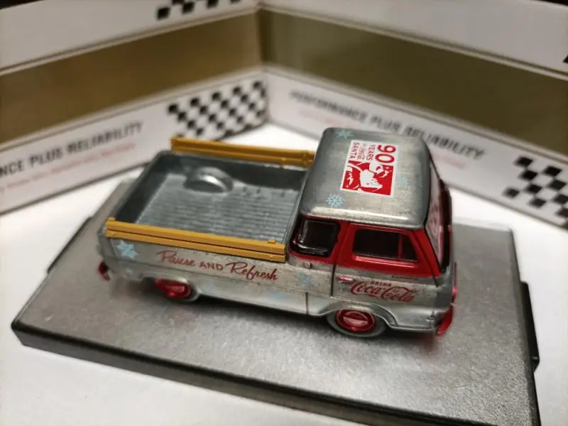 

M2 MACHIANES 1:64 1965 Ford Econoline TRUCK Collection of die cast alloy trolley model ornaments