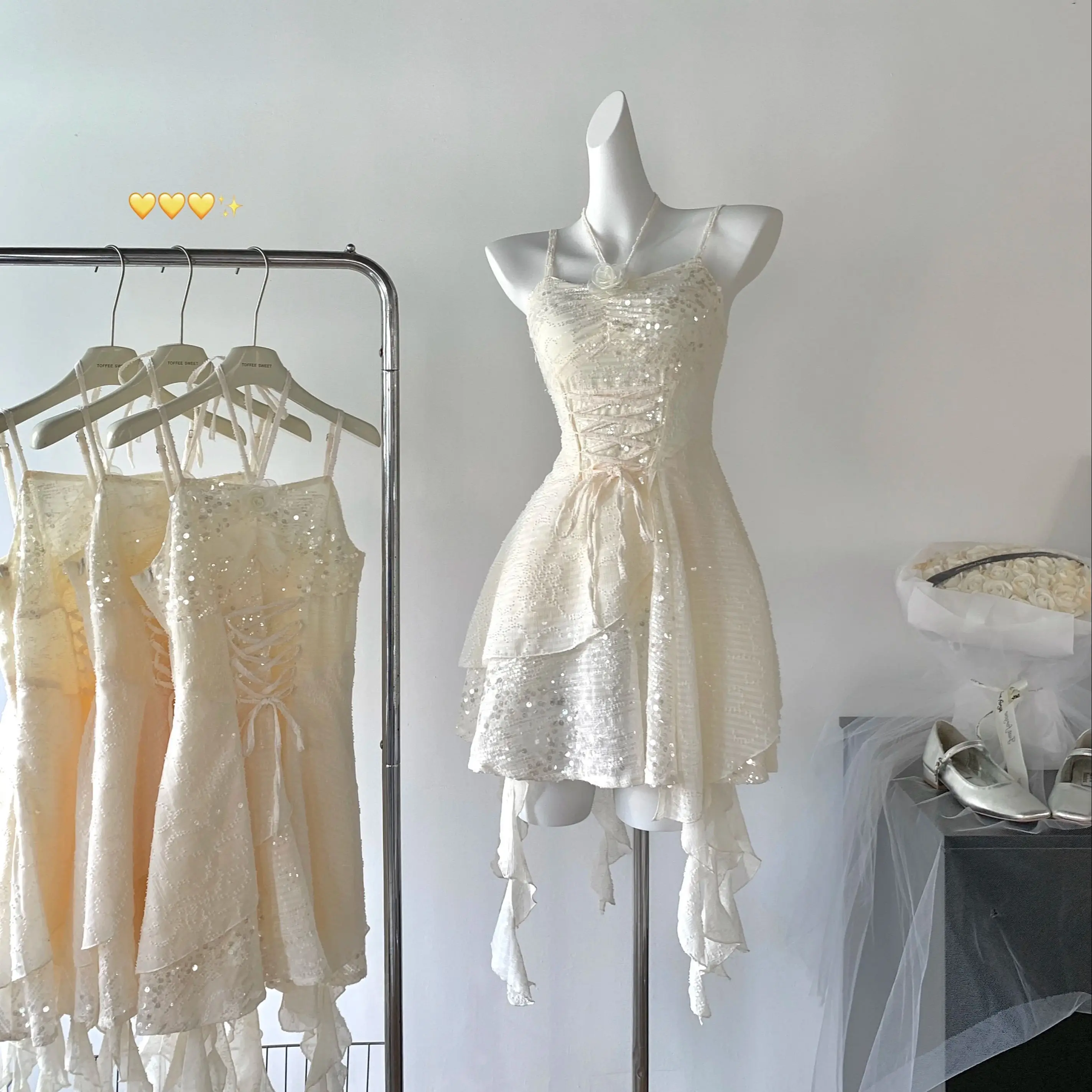 

Женское платье-трапеция без рукавов, с открытыми плечами