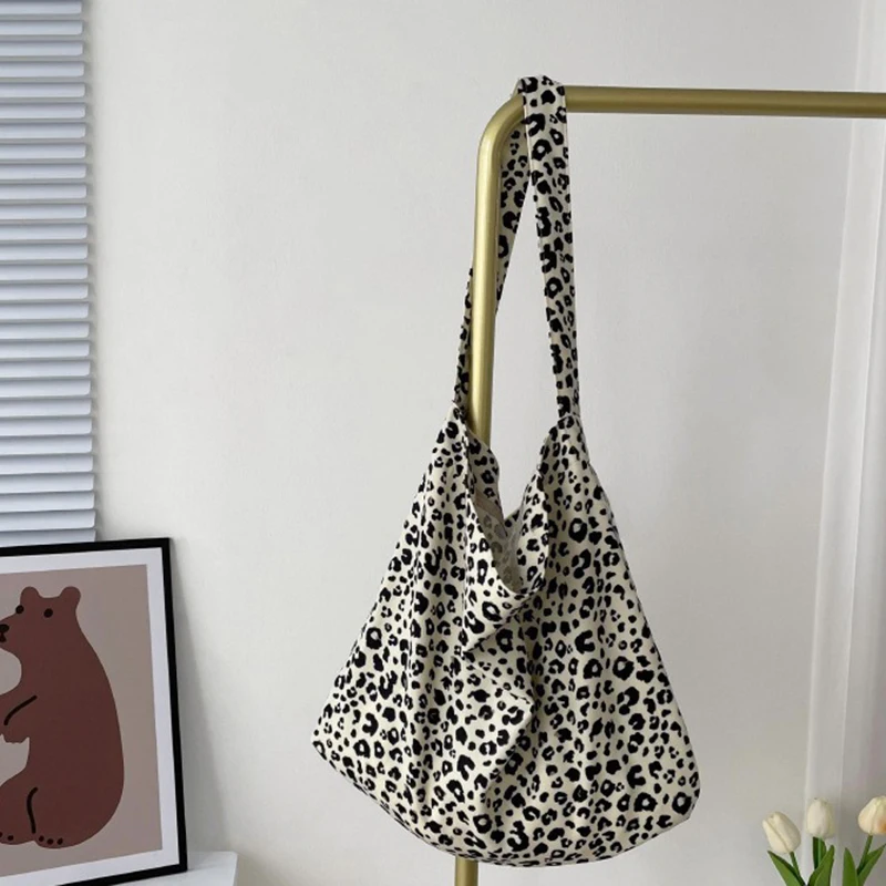 Borsa A Tracolla Stampa Leopardata In Tela: Capiente E Versatile Per Donna (43x36 Cm)