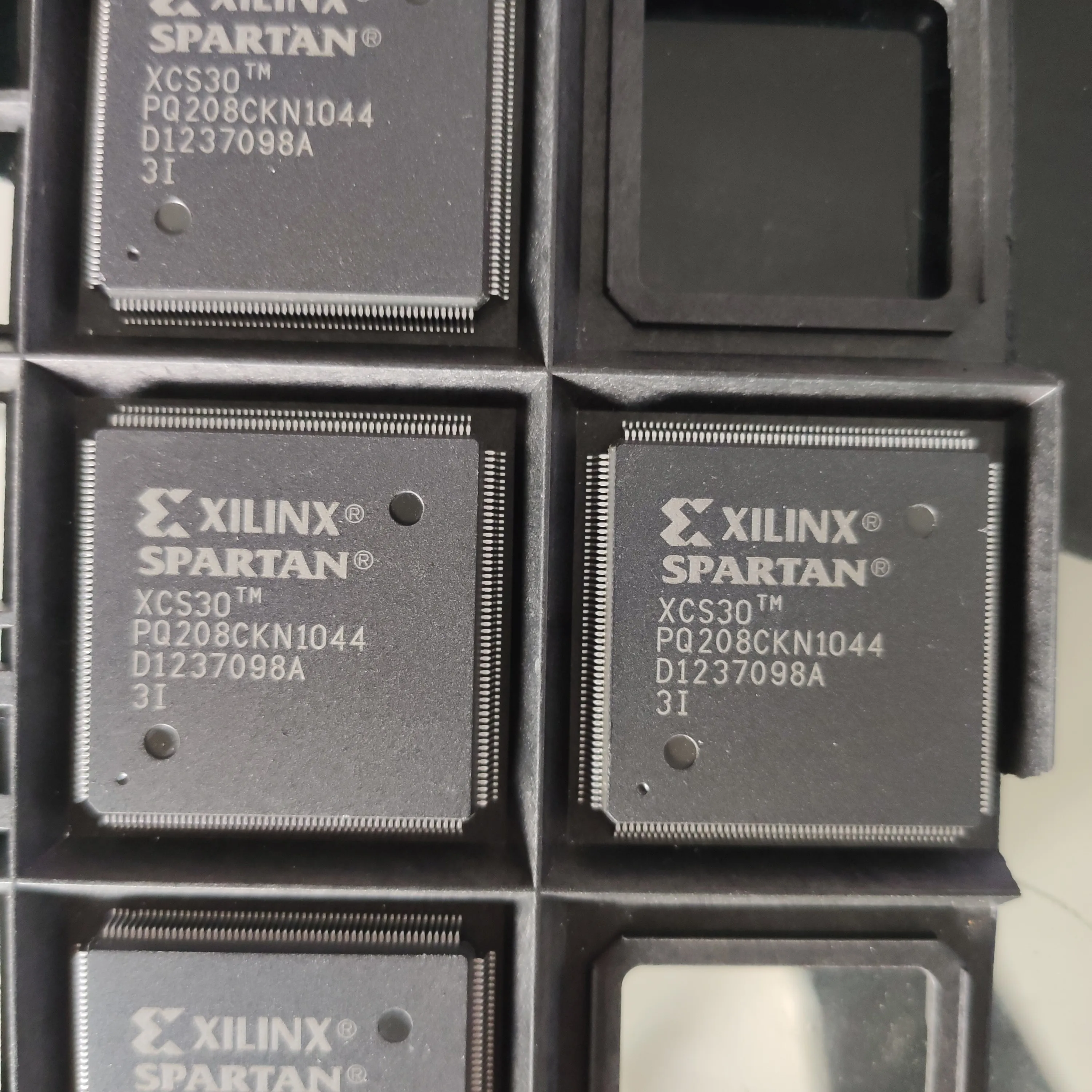 

XCS30-3PQ208C XCS30-3PQ208I XCS30-PQ208 XCS30 (уточните цену перед размещением заказа) IC microcontroller