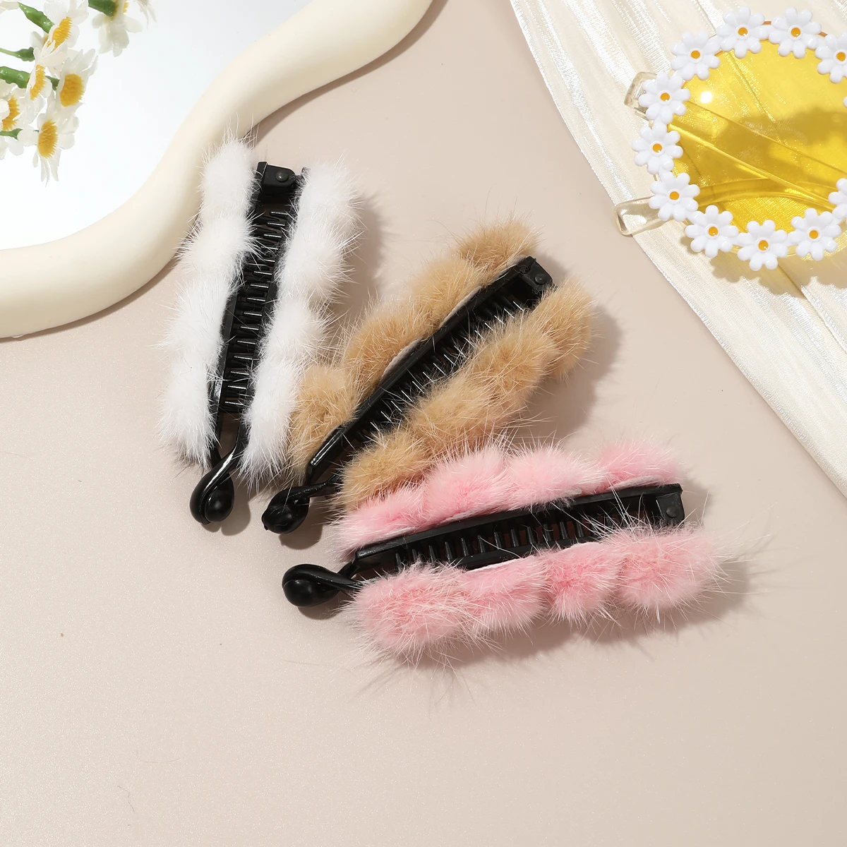 1pc Solid Color Plush Banana Clip Fashion Ponytail Holder Autumn Winter Hair Clip Hairpins Barrettes Women Hair Accessories