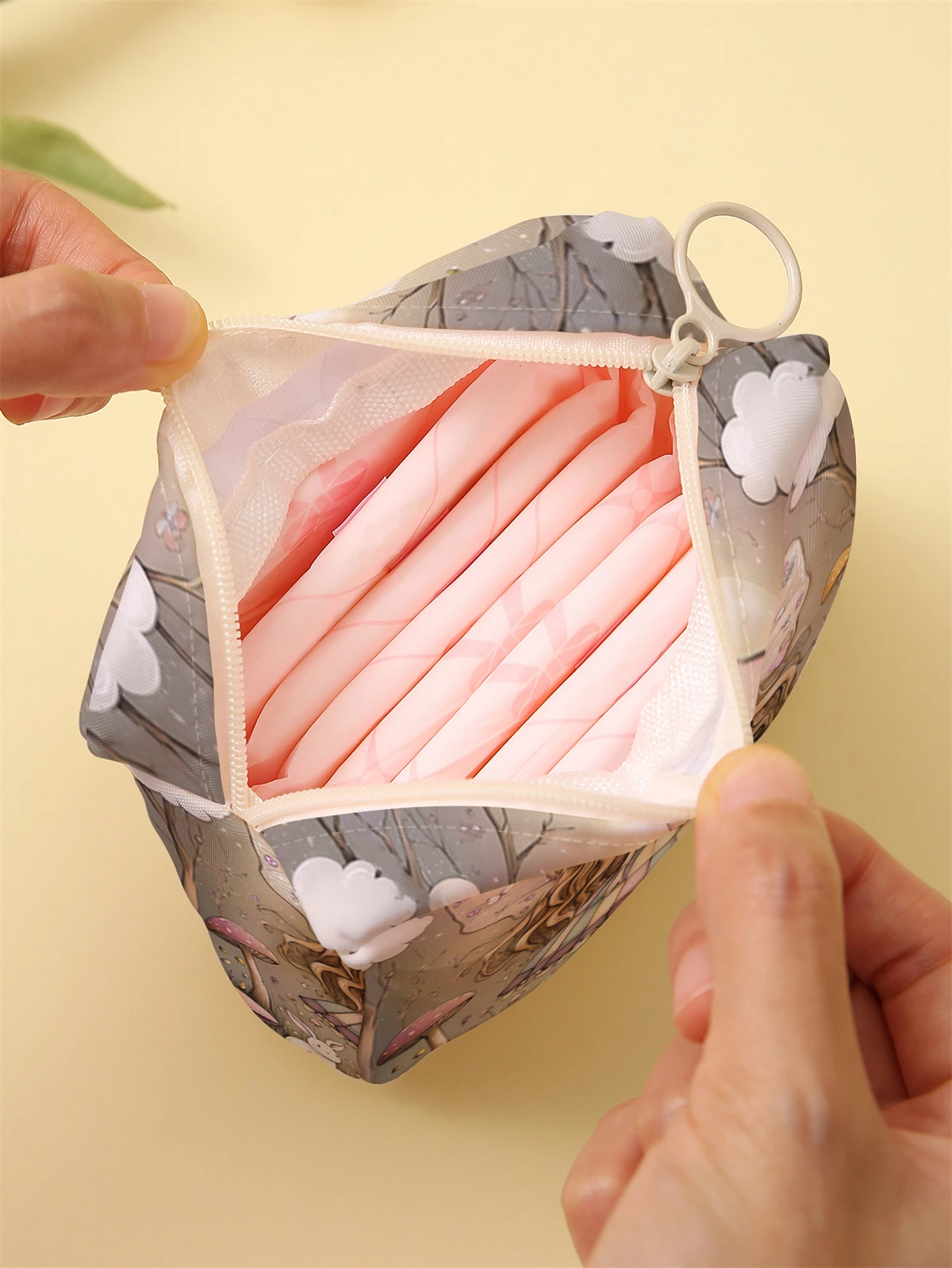 Cartoon girl printed sanitary napkin storage bag, women's lightweight tissue bag, sanitary tissue bag