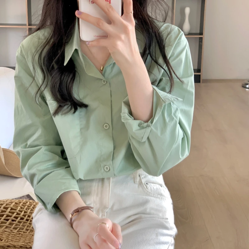 

Рубашка женская свободного покроя с длинными рукавами и карманами