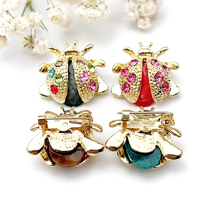 女性のための絶妙な金色の昆虫,クラシックなてんとう虫のブローチ