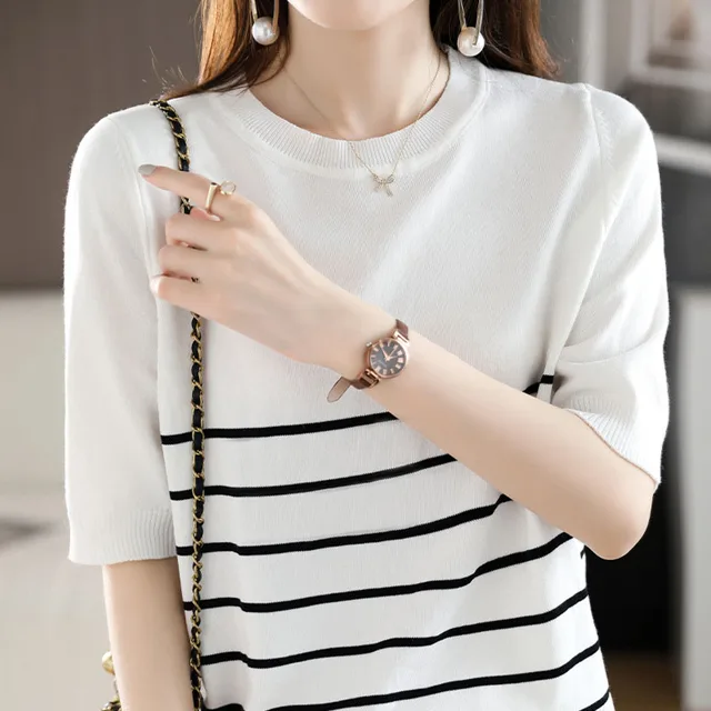 미니멀한 매력과 편안함이 어우러진 젊은 여성을 위한 필수 티셔츠