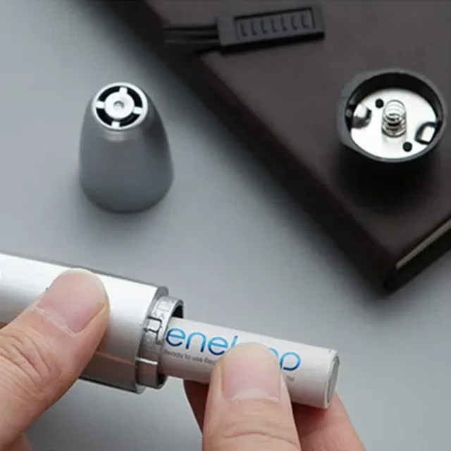 전기 코 트리머는 스타일리시한 디자인과 곡선을 따라 움직이는 회전식 블레이드로 자라난 코와 귀 털을 효과적으로 제거할 수 있는 안전하고 신경써주는 개인 면도기