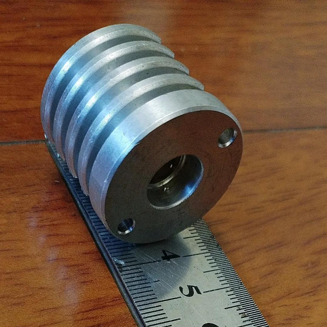 Pièce de refroidissement marin 35mm en aluminium, détail des ailettes et de la surface usinée