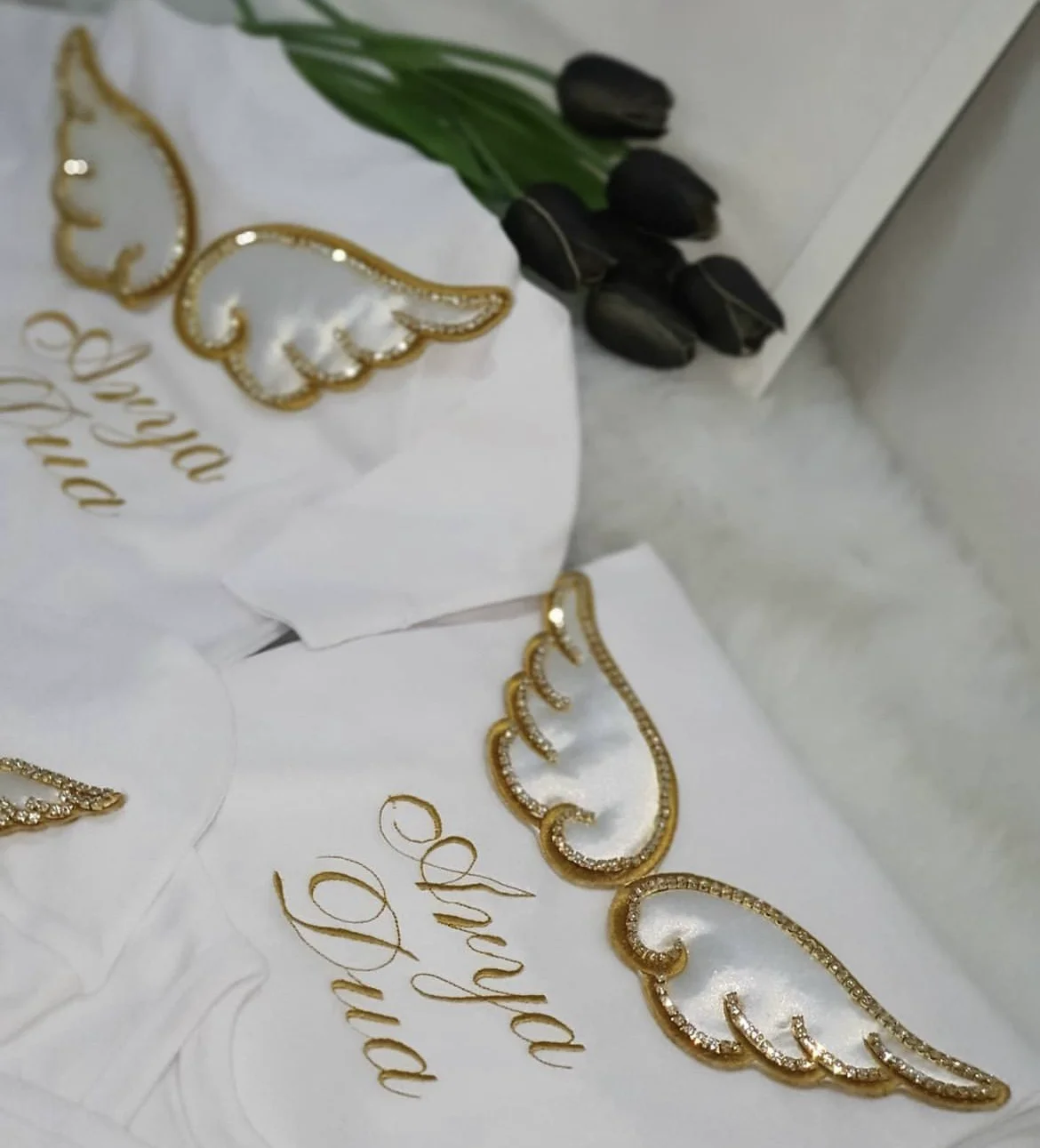 Dollbling المتاح التطريز اسم الوليد أجنحة زاوية رومبير الحضانة الفراش اليدوية الرضع الزي