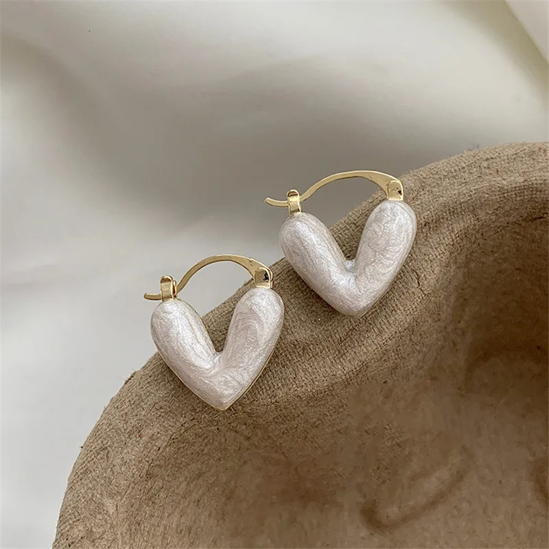 Love earrings women's new trendy high-end peach heart earrings niche design light luxury foreign style ear buckles