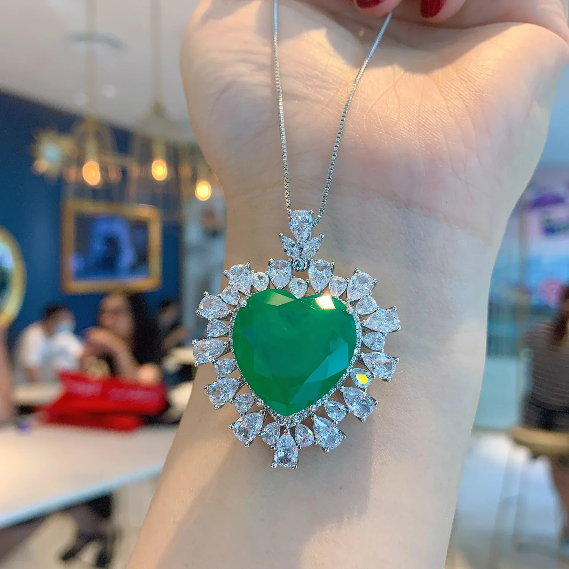 2023 New Cute Heart Pendant Necklace New Design Heart Necklace For Women Girl Green Gem Jewelry Wedding Party Wholesale