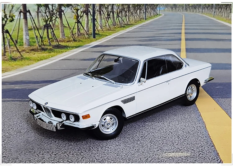 BMW 2800 CS 1968 ホワイト 1/18 ミニチャンプス Minichamps 1968 BMW 2800 CS White in 1/18 Scale New Release