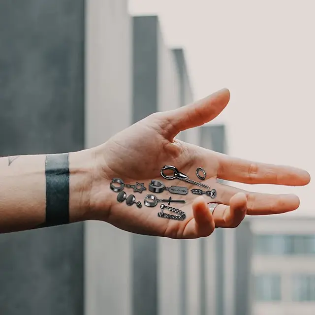 엣지 있고 대담한 스타일을 위한 블랙 스테인레스 스틸 후프 귀걸이