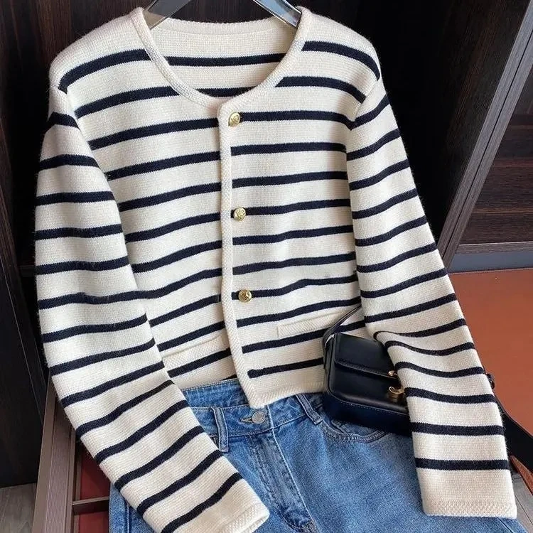 

2023 new autumn and winter black-and-white striped small Xiangfeng knitted cardigan women's wear a short sweater apricot gentle