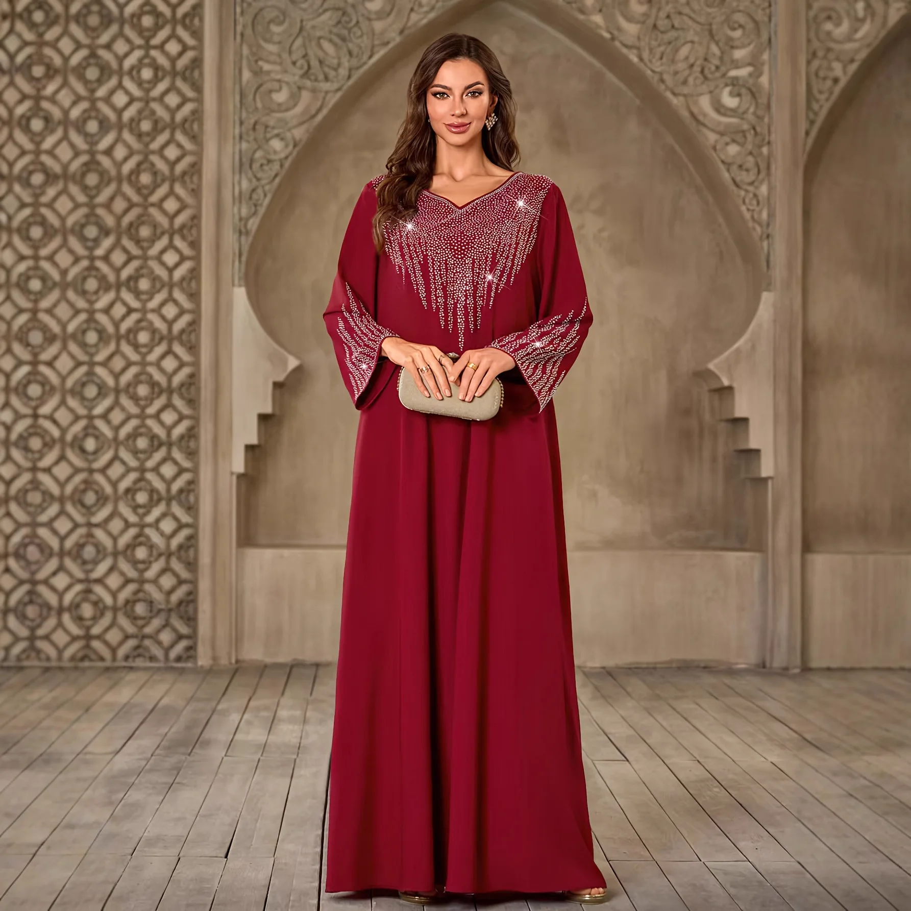 جلابية حمراء بتطريز لامع