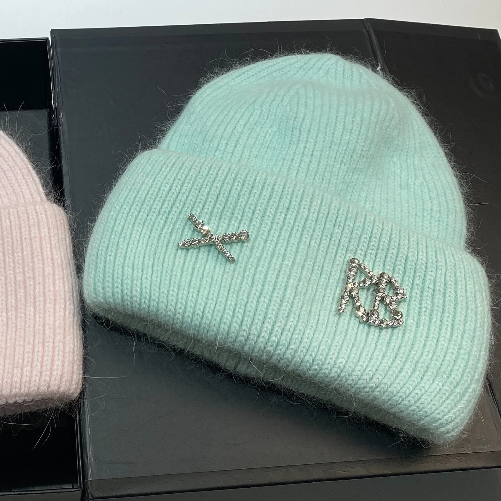 1PC Neue RB Buchstaben Kaninchen Haar Gestrickte Hut Mit Winter Winddicht Ohr Schutz Hut Im Freien Verdicken Warme Mütze – Detail 7