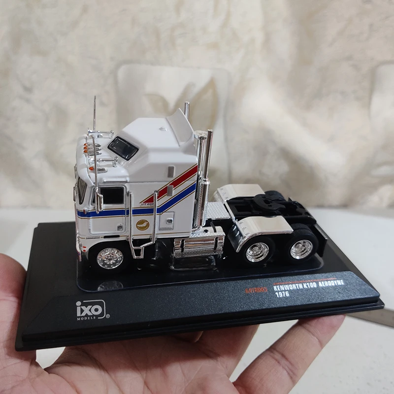 イクソ 1/64 - 1976 ケンワース K100 エアロダイン IXO Models 1:64 1950 Kenworth Bullnose Semi Truck Gulf – Blue