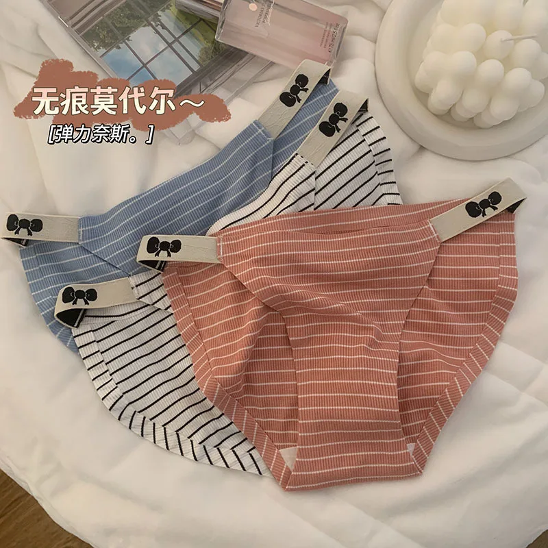 

Japanese seamless underwear, small and fresh cotton crotch, girl style striped low waist Briefs