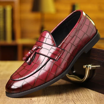 A Pair of Men's Crocodile-Embossed Tassel Pu Upper Rubber Sole Slip-On Flat Casual Loafers