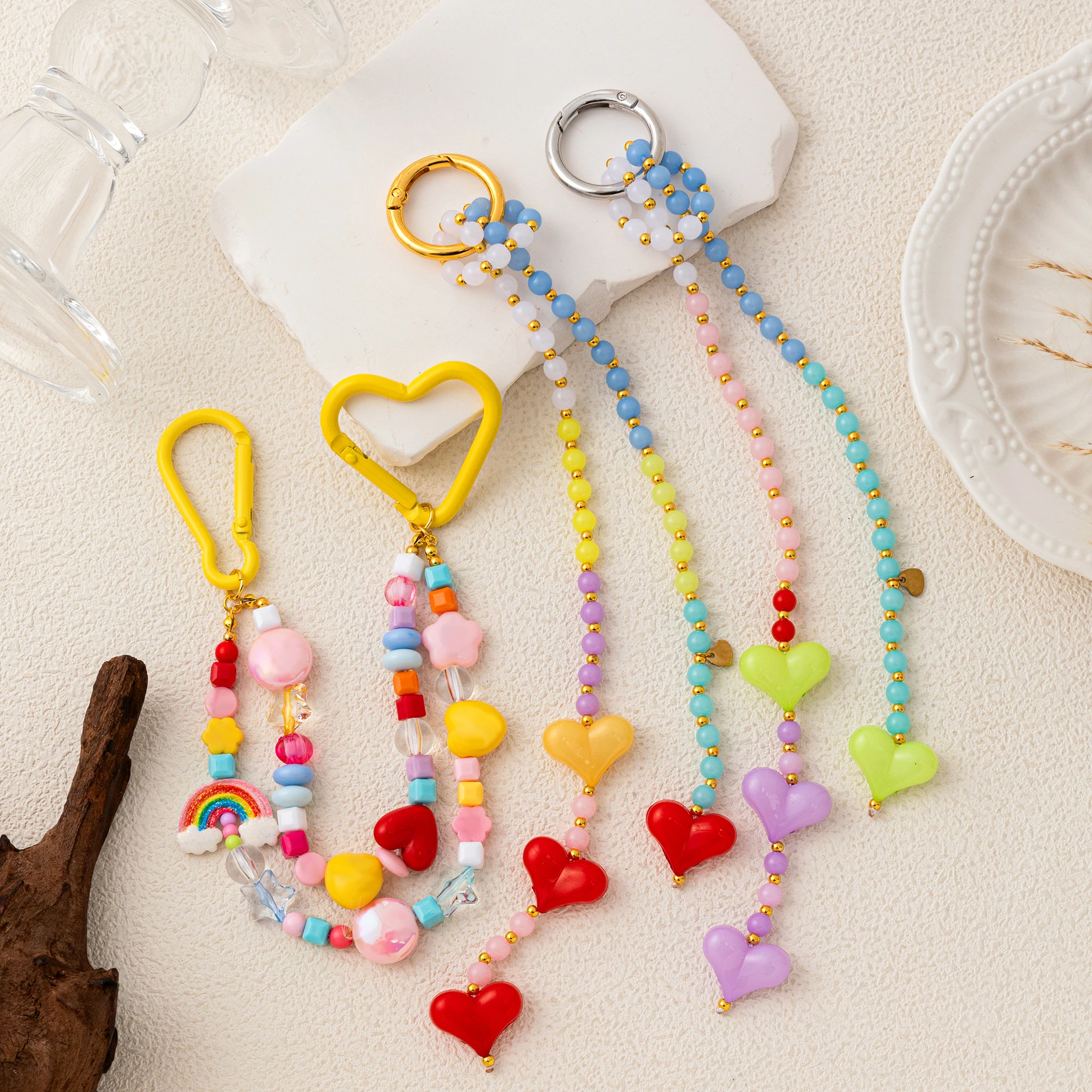 Taschenanhänger, modischer Schlüsselanhänger aus Acryl mit Perlen, Taschenanhänger mit Herz- und Regenbogentropfen – farbenfrohes Geschenk für Mädchen