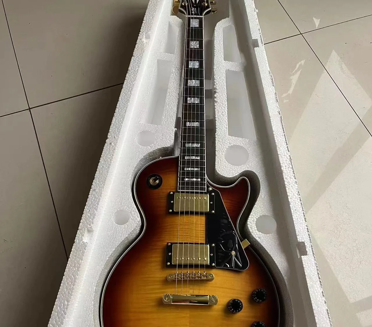 

2024The factory has inventory of top quality Paul rosewood body rosewood fingerboard flame standard solid electric guitar CZxcf