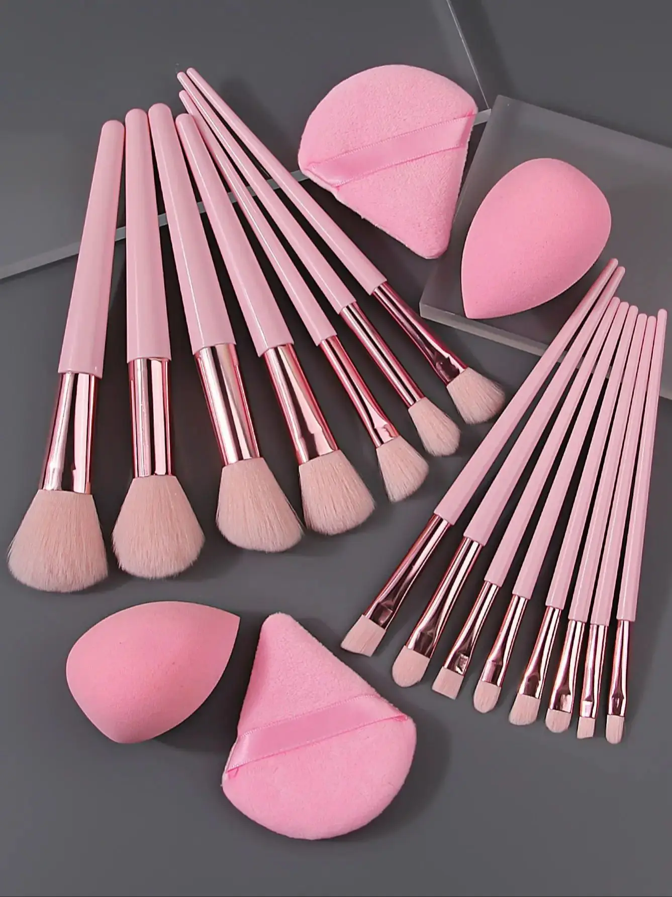 A 19-piece set of makeuptools:15 makeupbrushes,2 sponge eggs,and 2 triangular powderpuffs,a complete set of portable beautytools