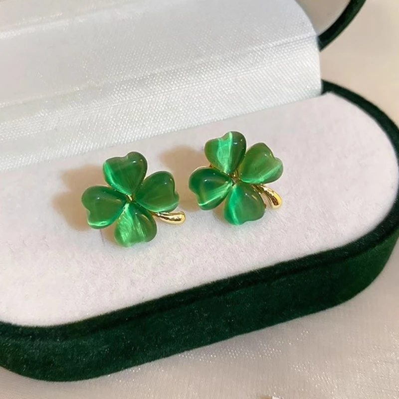 Icona Luminosa Al Neon Del Trifoglio Verde Su Sfondo Scuro Simbolo Del Giorno Di San Patrizio E - Foto 4