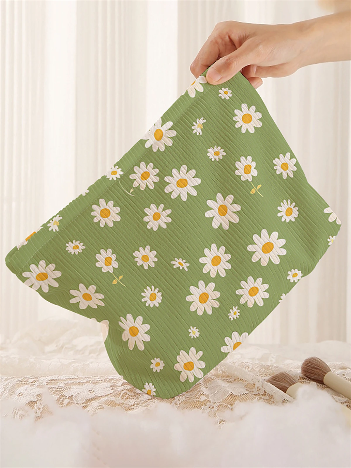 1, daisy patterned corduroy makeup bag, lightweight zipper makeup storage box, multifunctional bag with lining
