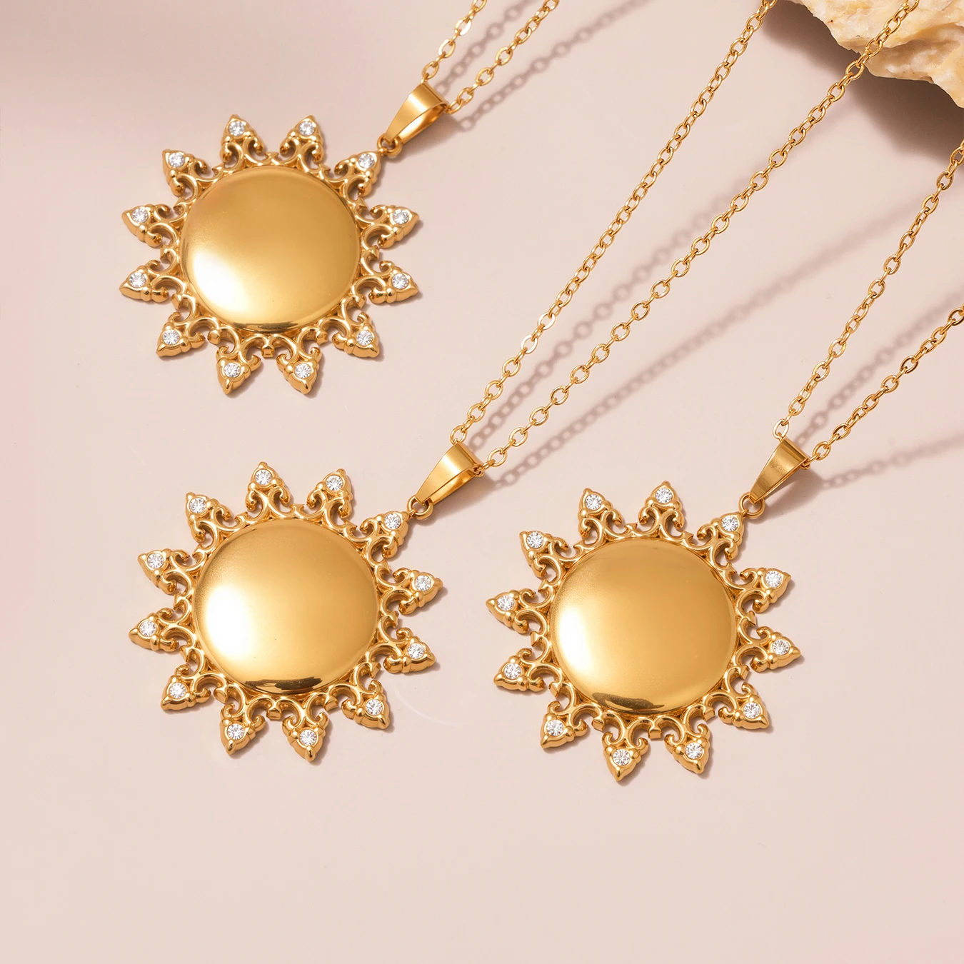 Glänzende Zirkon-Buchstabe MOM-Anhänger-Halskette aus 316 Edelstahl mit 18 Karat vergoldeter Kette, Sonnen-Halskette für Damen, Modeschmuck – Detail 15