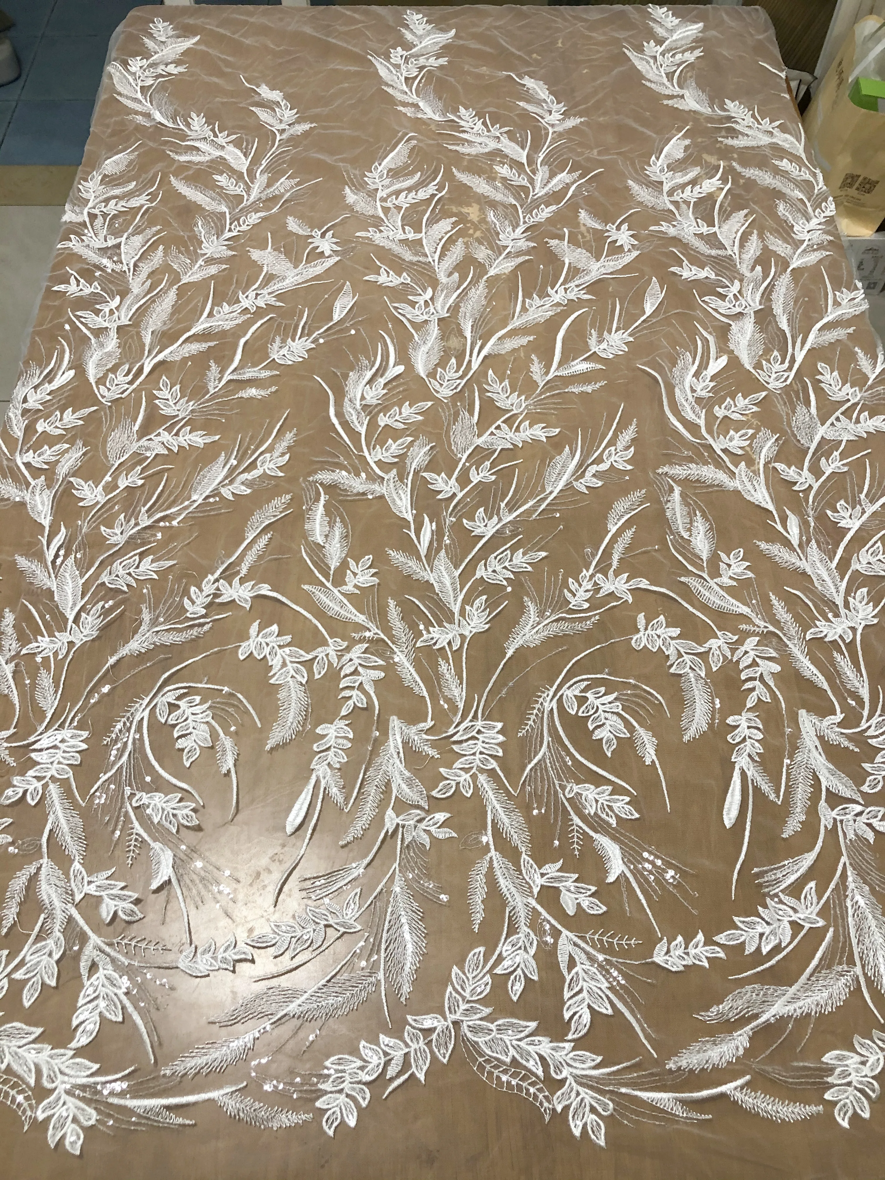 

Fresh Floral Embroidery Easy to Cut a Variety Of Colors Wedding Lace Fabric