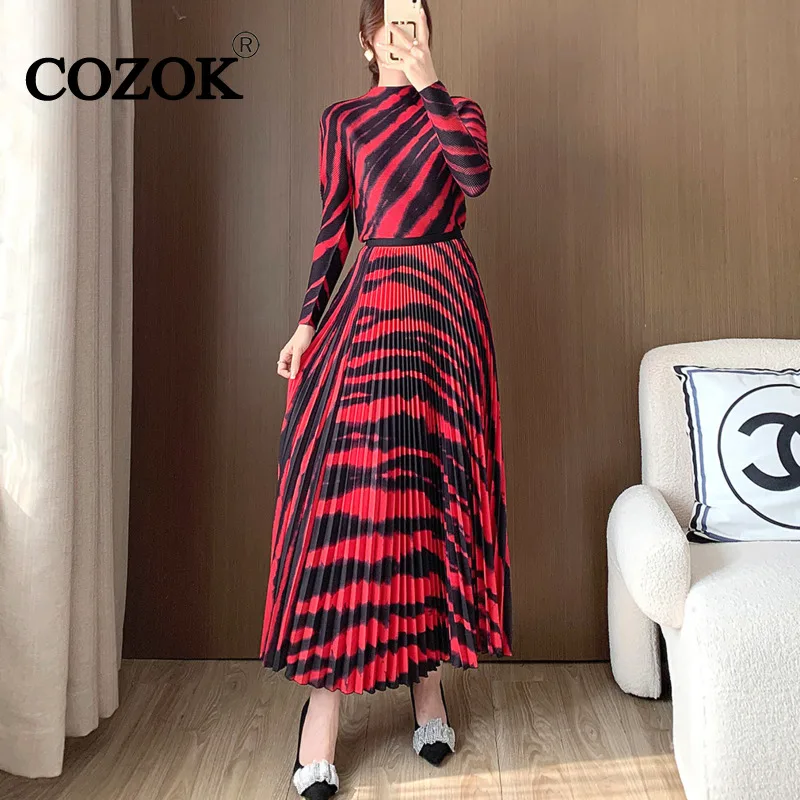 

COZOK, плиссированная юбка в полоску, комплект из двух предметов, топ с высоким воротником для женщин, весна 2024, новая, модная, WT5061