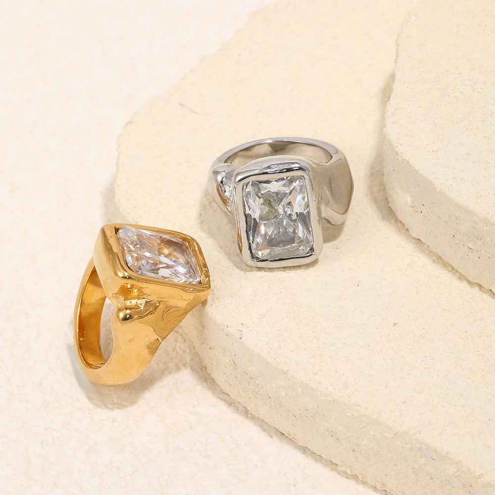 E.B.belle vergoldeter, tief gemusterter quadratischer Zirkonring, einfache Aussage mit unregelmäßigem Design, anlaufgeschützter Damenschmuck – Detail 6