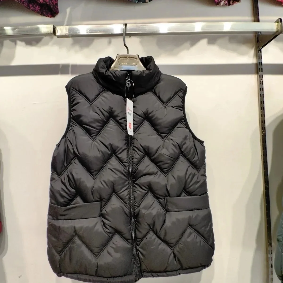Black [corrugated down cotton vest]]