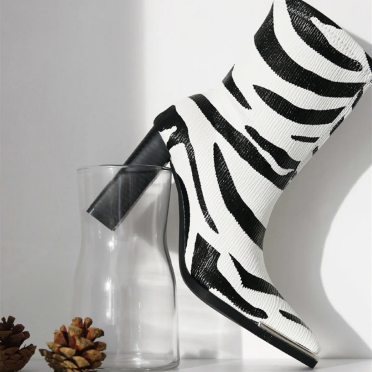 

Женские ботильоны в полоску, Черные полусапожки с квадратным носком и эластичным ремешком, на массивном каблуке, 2023