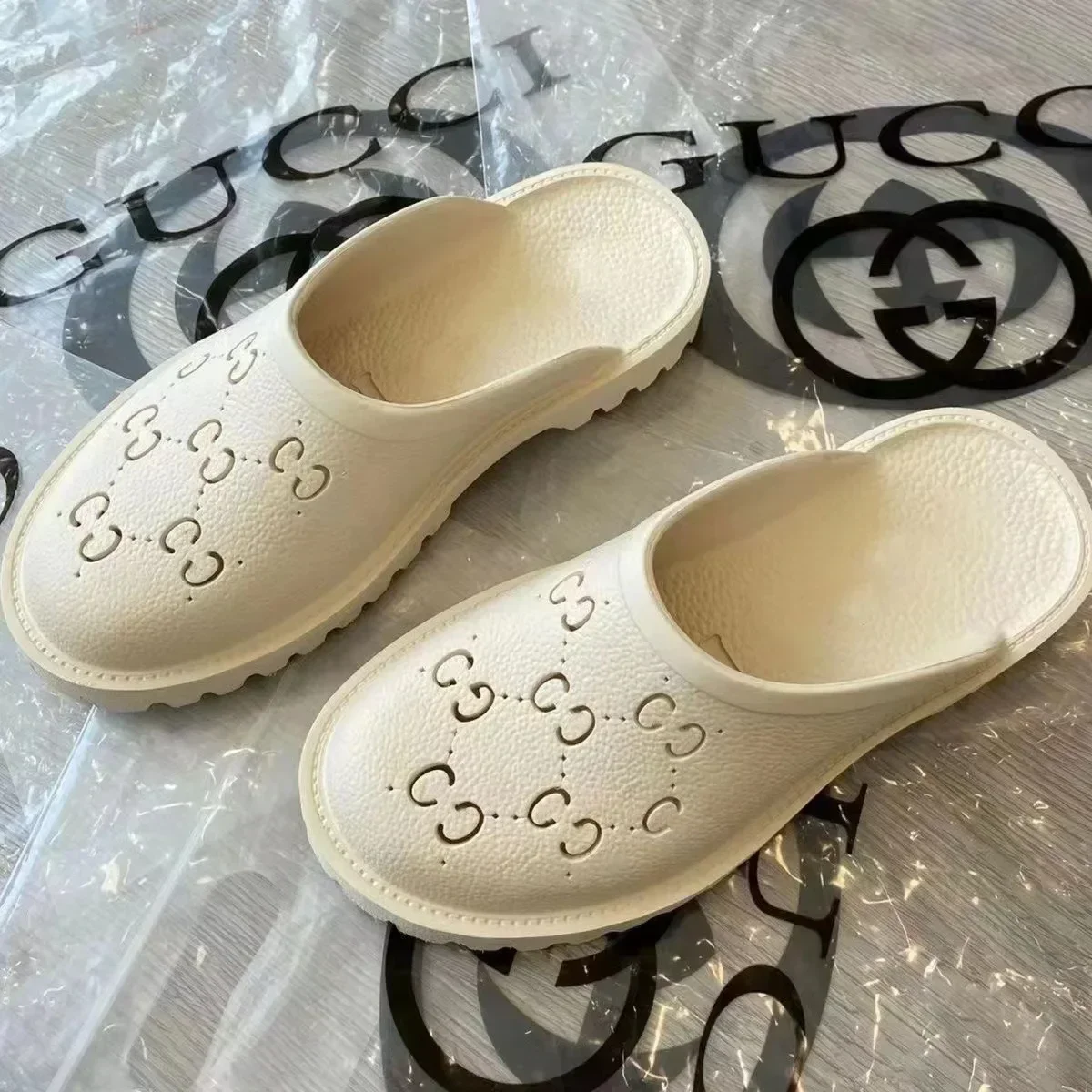 

New Baotou Hole Shoes with Flat Bottom and Middle Heel Fashionable and Versatile Breathable Anti Odor Indoor and Outdoor Wearing