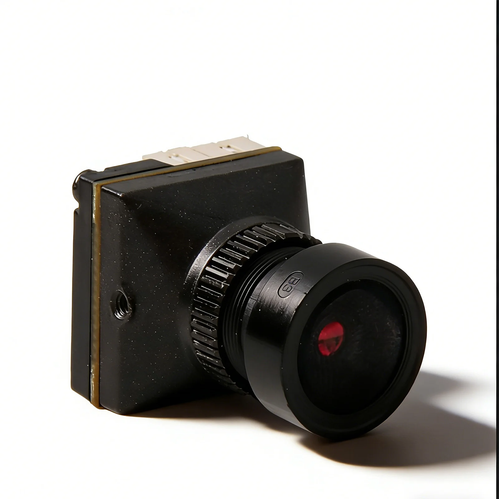 Détail du boîtier de la Caméra FPV 1500TVL CMOS 1/4.5" 19x19mm pour Drone de Course, avec connecteurs et dissipateur thermique.