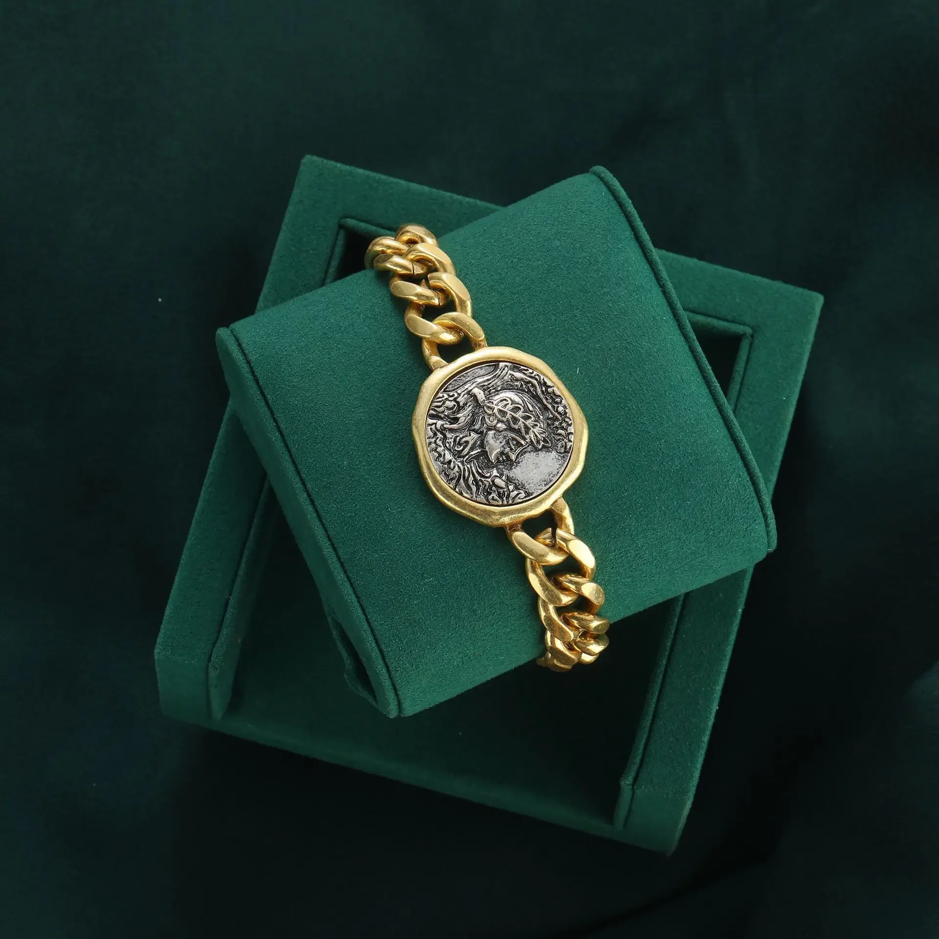 Vista completa do bracelete CoinLegacy mostrando todas as moedas e design vintage