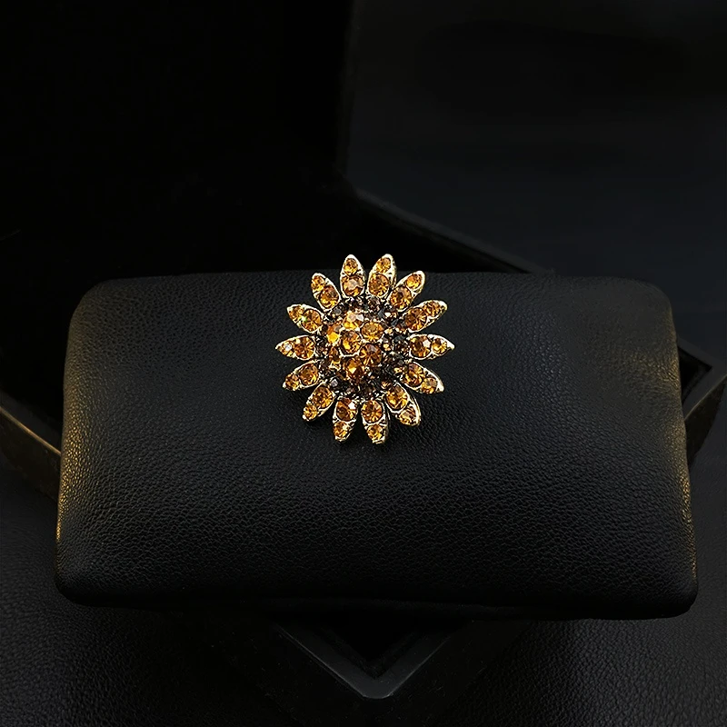 Retro Rhinestone Sunflower Brooch Exquisite Dark Flash Corsage Suit Flower Pin Clothes Accessories Women Men Jewelry Party Gifts