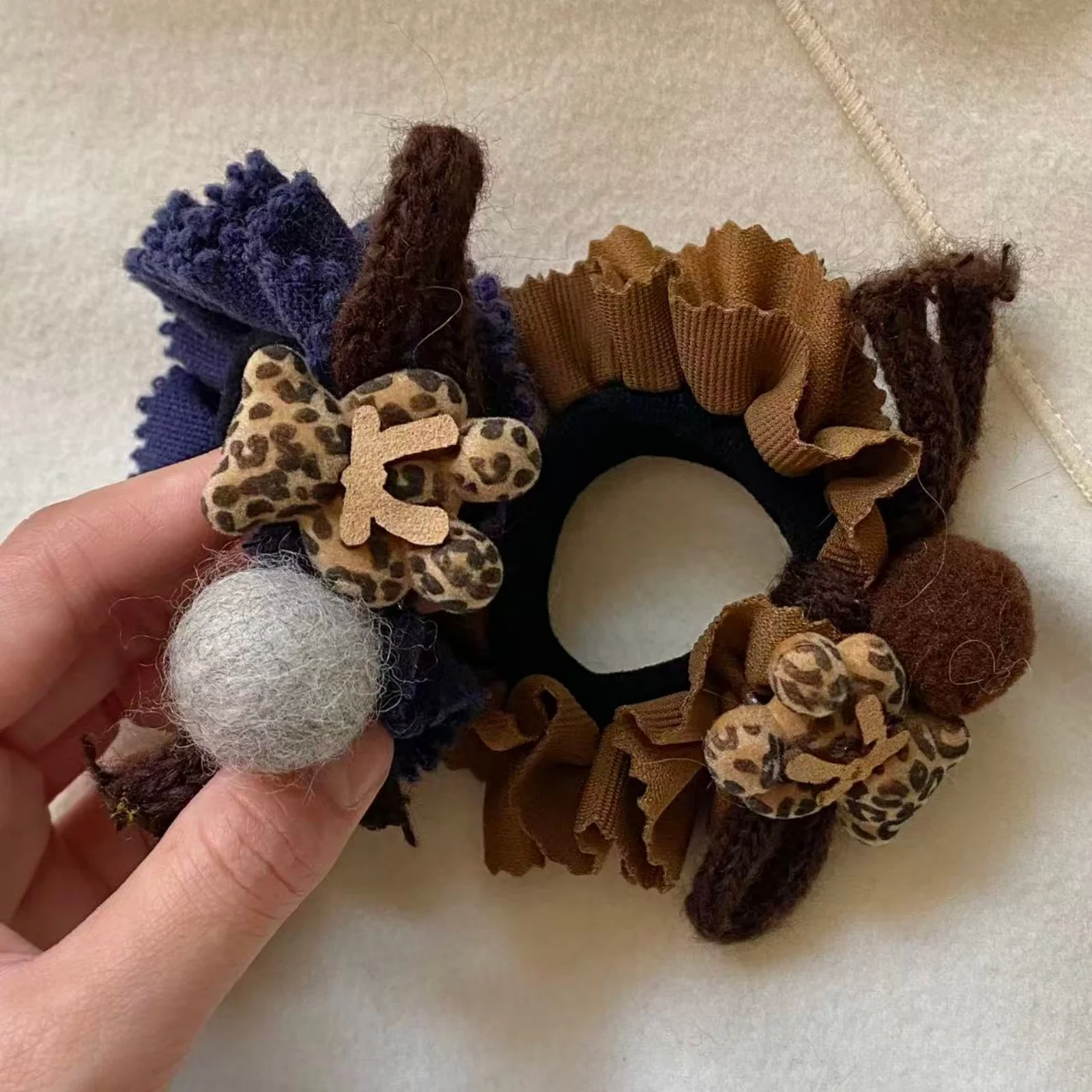 1PC Leopard Print Scrunchies, Brown Navy Hair Ties, Fuzzy Pom-pom Hair Accessories, Ruffled Fabric Elastic Hair Bands