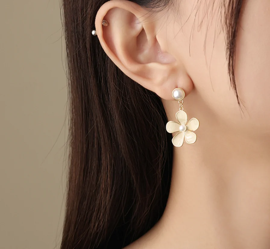 2022 new Simple copper gold plated pearl flowers S925 silver needle Earrings for women Fashion Jewelry